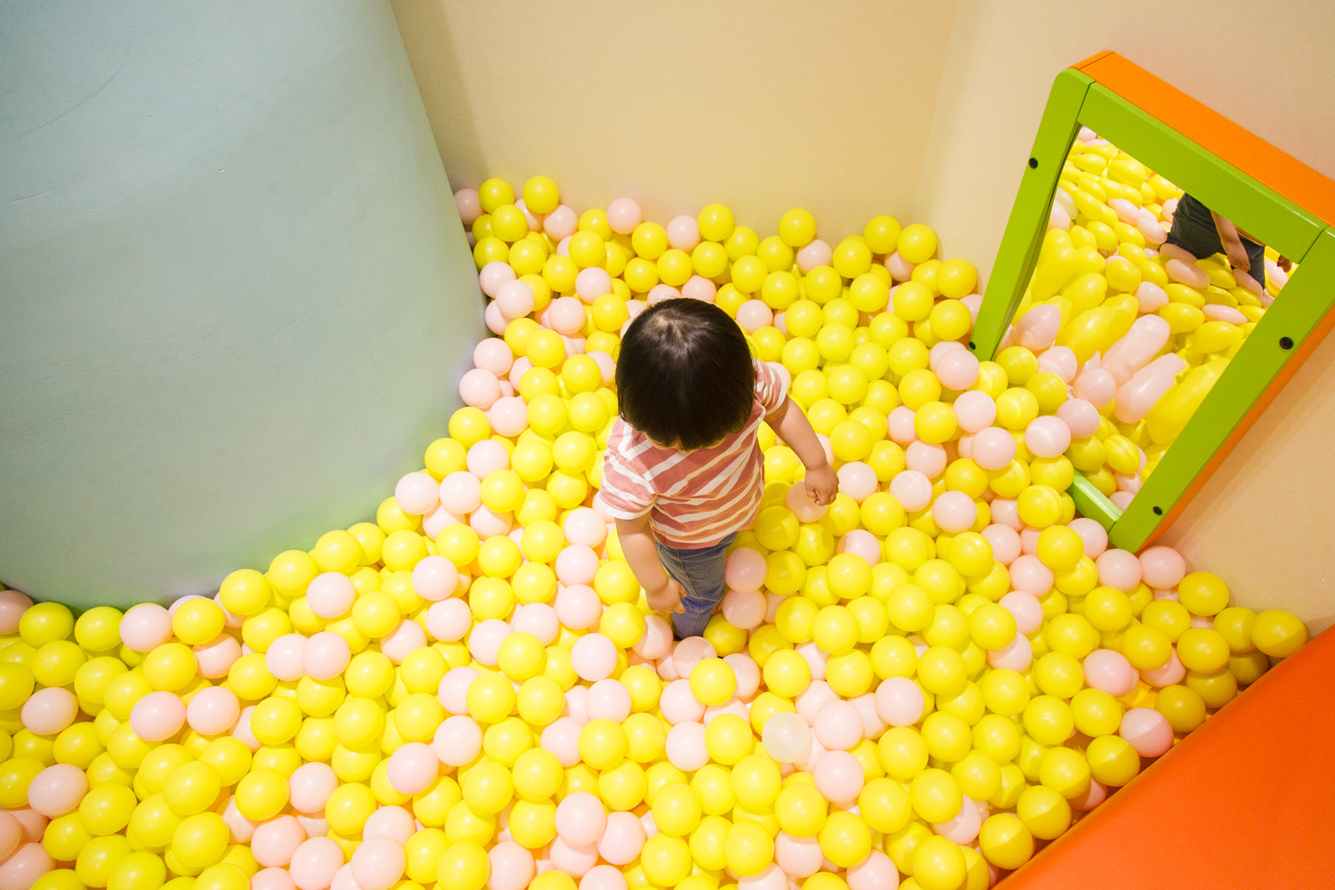 ボールの中に潜ってみたり、投げてみたり、遊び方は子ども次第。