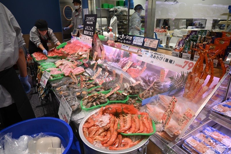 豊洲市場から直送の鮮魚が揃う売り場