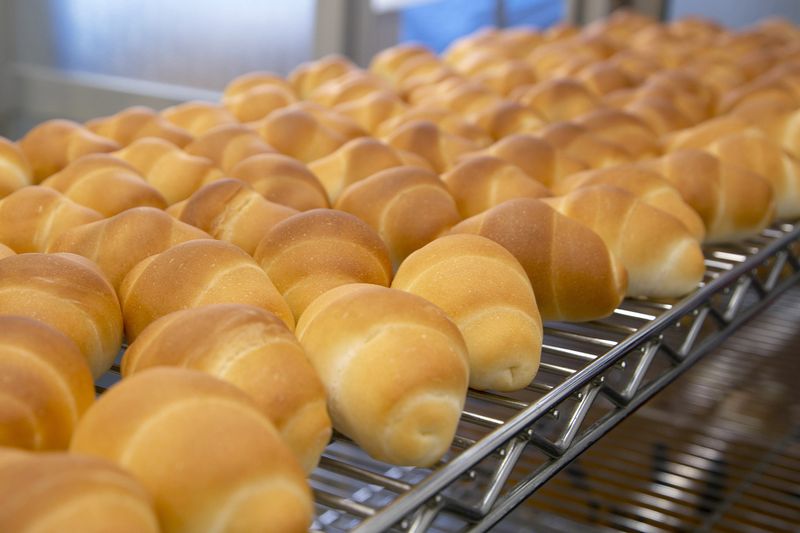 食パンは8時から、ロールパンは11時に焼きあがる