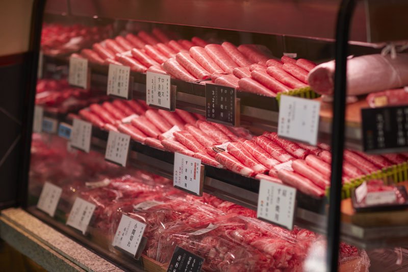 精肉店には、競りから加工までが丁寧に行われた肉が並ぶ