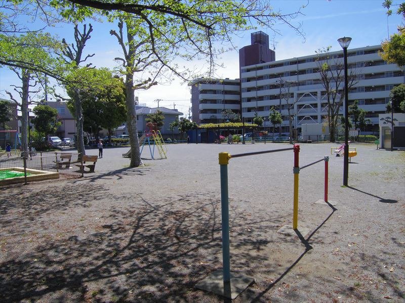 弥生小学校の隣にある「若松公園」