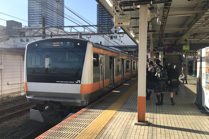 「八王子」駅に停車するJR中央線