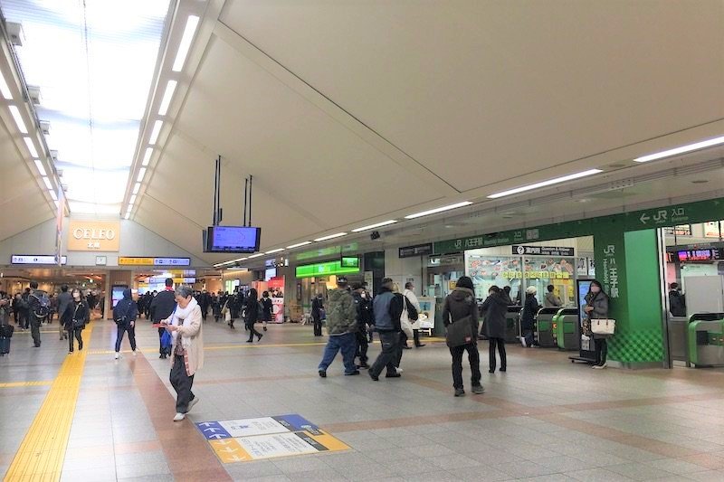 JR線「八王子」駅改札とコンコース