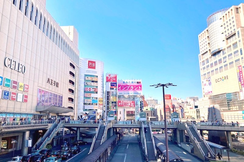 商業施設が並ぶJR「八王子」駅前の様子