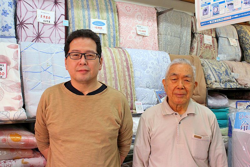 木綿の良さを広める活動に力を注ぐ2代目の安田宗光さん（右）と、3代目の光式さん（左）