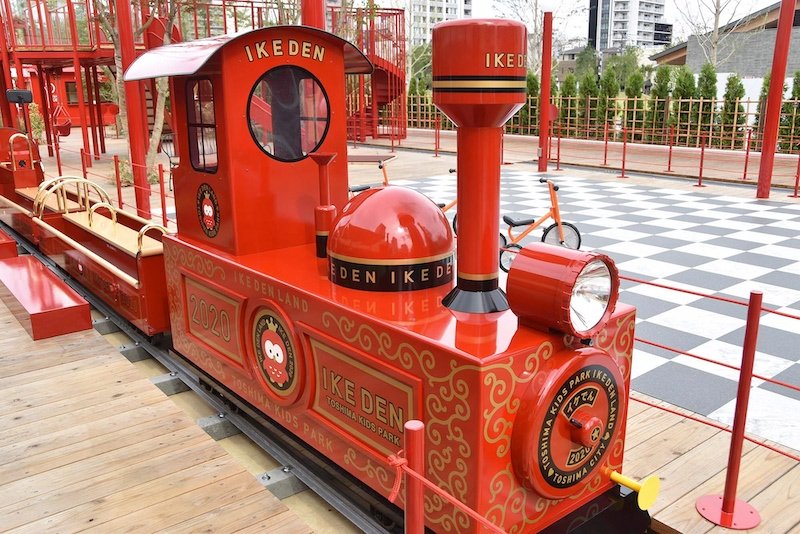 シンボルにもなっている赤い機関車の遊具／提供：豊島区