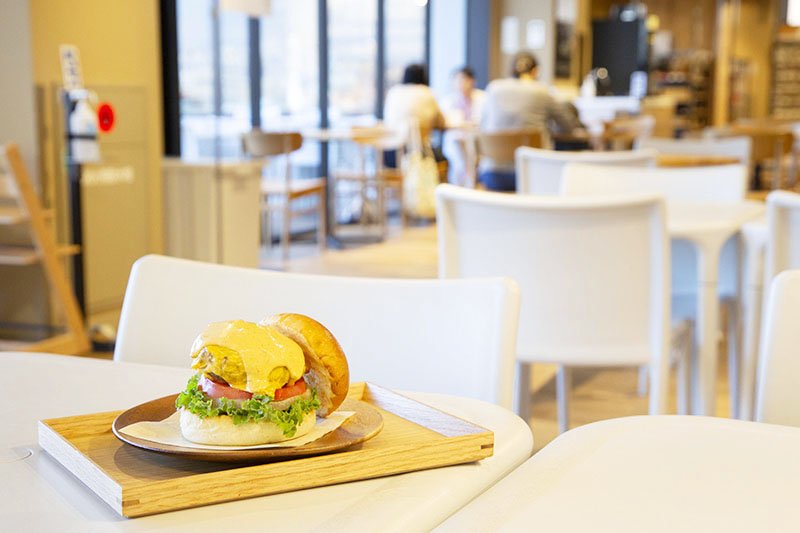 東京近郊の野菜と板橋区のパン工場のバンズを使用したハンバーガー