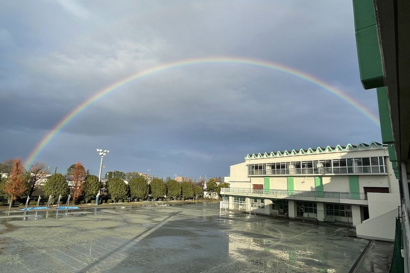 校長室から見た雨上がりの虹　（田中校長先生撮影・提供）