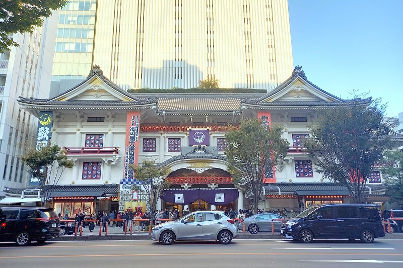 晴海通りに面した「歌舞伎座」
