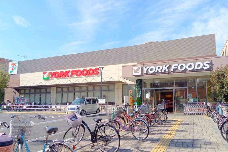 「ヨークフーズ 三ノ輪店」などスーパーマーケットも充実