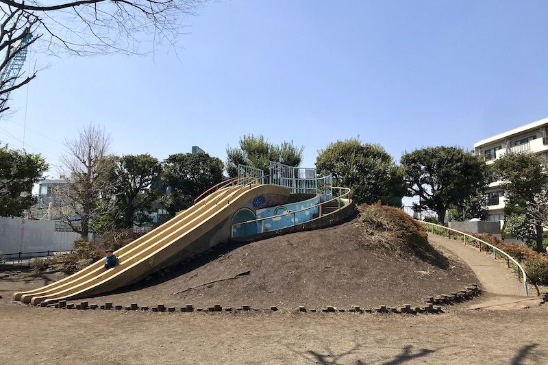 「区立世田谷弁天公園」の丘に設置された滑り台