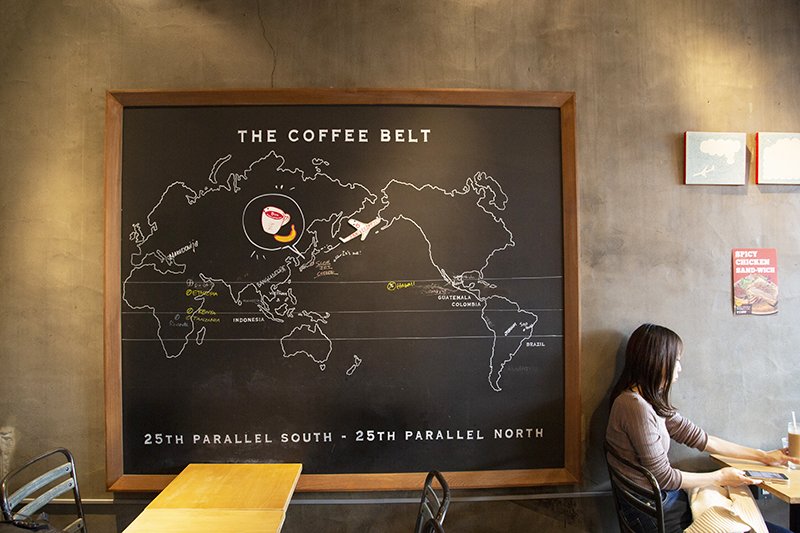 世界のコーヒー豆の産地を黒板にプロット