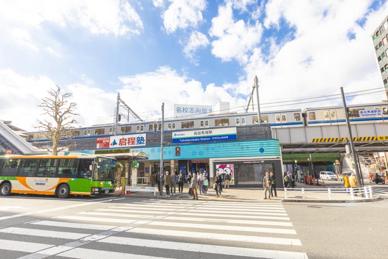 バスも多く出ている「高田馬場」駅前の様子