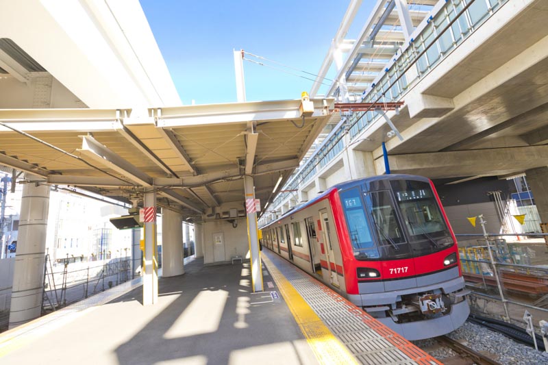 「竹ノ塚」駅の東武スカイツリーラインの車両