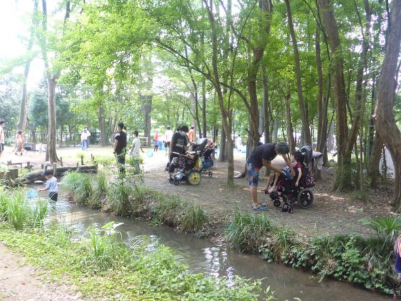 小川で水遊びも楽しめる（「NPO法人子どもへのまなざし」提供）